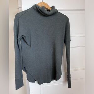 Aritzia TNA longsleeve turtle neck waffle shirt